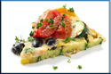 Zucchinitörtchen mit Tomate und Schafskäse